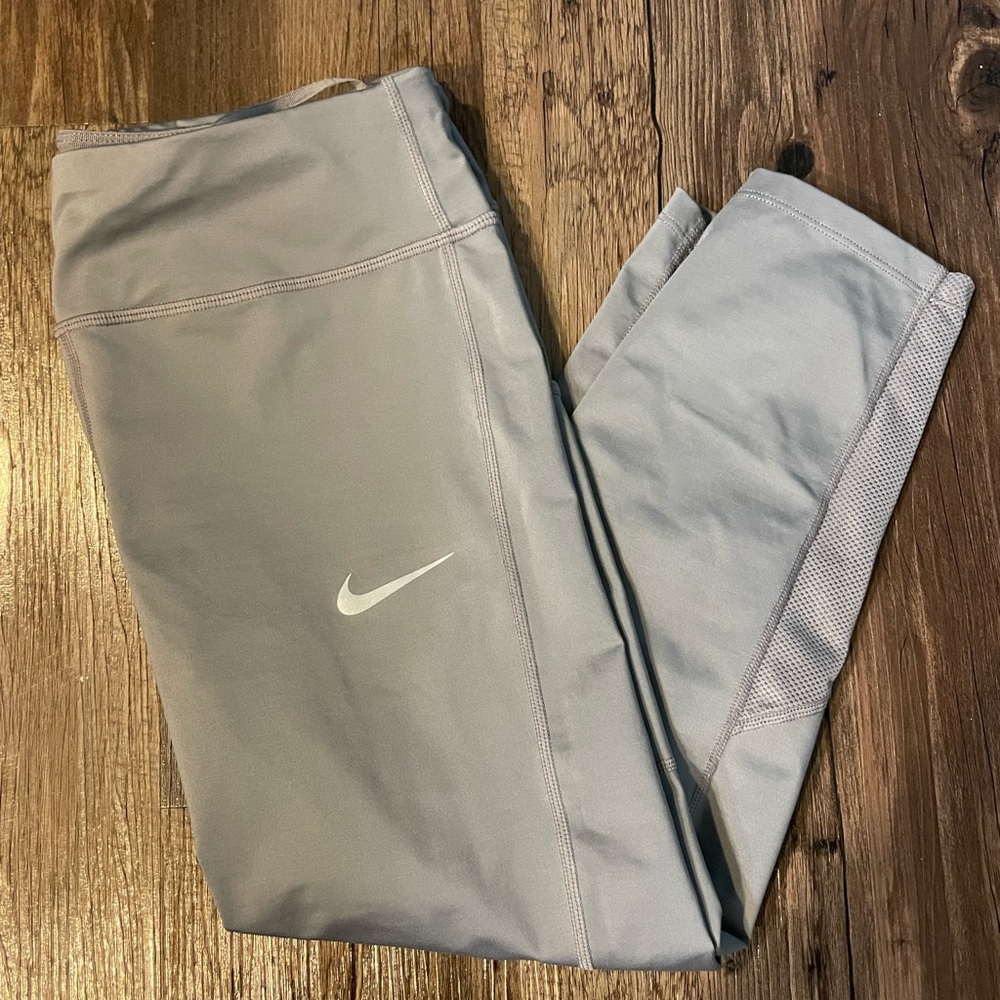 Women’s Nike Pocketed Leggings Size M